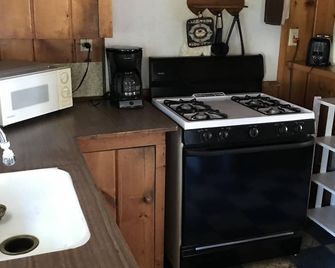 Cabin #6 - 'Wapashuwi' - Carp Lake - Kitchen