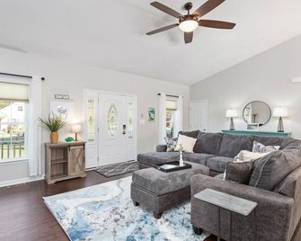 3bd, 2ba Home W/Hot Tub - Colonial Beach - Living room