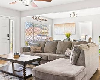 #1 Stadium Home Close to Airport/Major Attractions/Beaches - Tampa - Living room