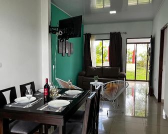 Villas Altos del ArenalbrPrivate pool, air conditioning, volcano view - Monterrey - Dining room
