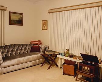 Grandma's Cottage - Monticello - Living room