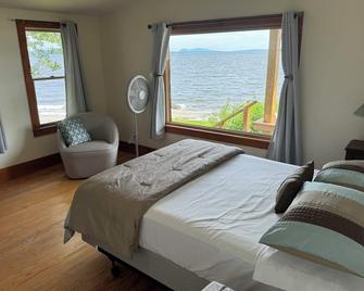 Ocean-Beach Front Cottage on Blue Hill Bay W/ Mt Desert Island on the Horizon! - Surry - Habitación