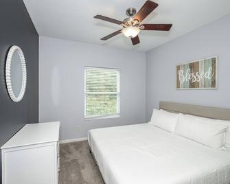 Ark & Creation Retreat – For 12! - Walton - Bedroom