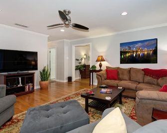 NO home is more in the HEART of SOCO than this one! - Austin - Ruang tamu