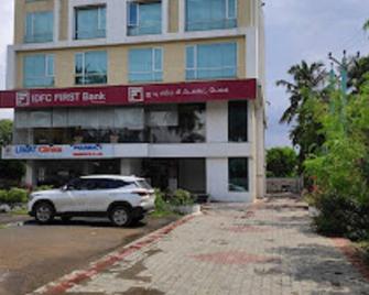 OYO 20018 Silverkey D Square Omr - Navalur - Edificio