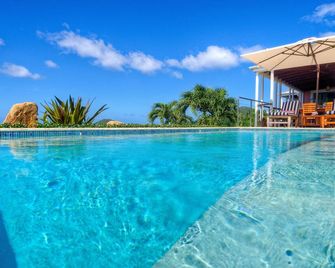 Panoramic view of the ocean and secluded beach - Parham Town - สระว่ายน้ำ