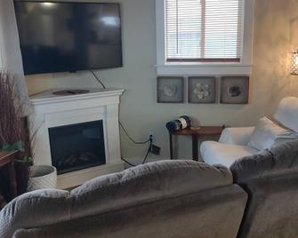 Lofted Urban Farmhouse Cottage Near Downtown Nampa, Nnu, And Idaho Center Arena - Nampa - Living room