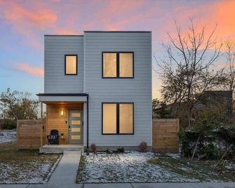 Cozy Detroit House - Balcony, Movie Yard, Fire Pit - Detroit - Edificio