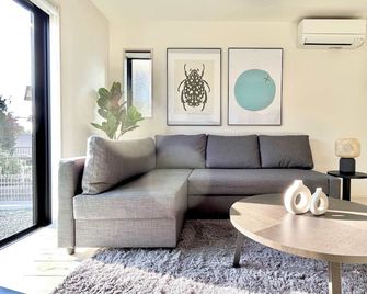 10 mins to Kumamoto Airport Modern 4BR House by Restavio - Ōzu - Obývací pokoj