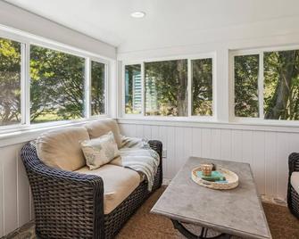 Cottage at Goose Neck Point - Royal Oak - Living room