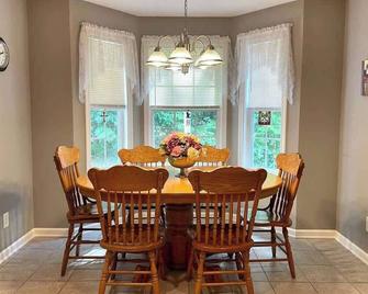 Country Chic- 4 Br Home-Quiet Country Road - Pleasant View - Dining room