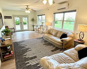 Cliffs Edge Guest House- 2 bedroom cabin with War Eagle Creek Views and cave - Huntsville - Living room