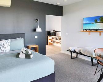 The Nest Luxury Stay Couples Accommodation w Private bath tub on the deck, sky views, disability suitable - Point Lonsdale - Sovrum