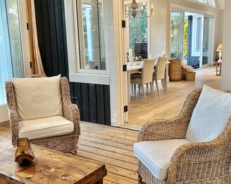 Spectacular new 4 season cottage on pristine Kennisis Lake! Sauna and hot tub! - Haliburton - Living room