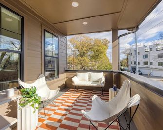 Sleeps 24! 3 Modern 4bdr Townhomes w/ Covered Patios Nashville Group Retreat - Nashville - Balkon