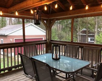 Bruce Peninsula Family Cottage (Berford Lake 4 bedrooms, 2bath) - Wiarton - Balcony