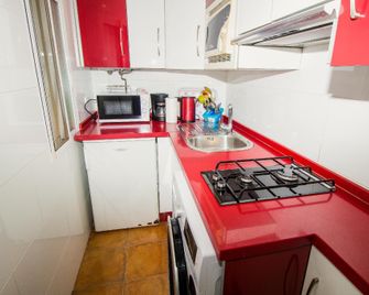 Coqueto apartamento a 150 metros de la playa - Torre del Mar - Kitchen