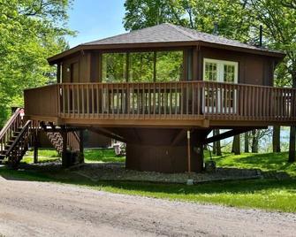 Lakefront Octagon Treehouse - Fisherman's Paradise - Bemidji