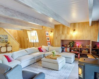 Walk to Village Cozy Cabin in Pine Mountain Club! - Pine Mountain Club - Living room