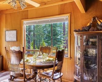 Tahoe Vista, Dogs Ok, Walk to Lake and Hiking -Into the Woods - Tahoe Vista - Dining room