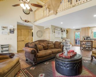 Cozy Cottage minutes from Wineries & 5 miles to Dahlonega Square - Dahlonega - Wohnzimmer