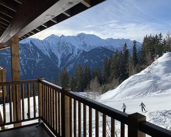In a luxury MGM chalet, apartment at the foot of the slopes for 6 people - Villard-sur-Doron - Balkón