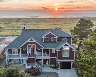 Coral Sunsets & Shimmering Deep Blue Ocean Views.. Lasting Memories Made Here!! - Ocean Park - Building