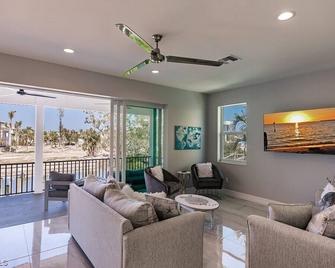 Sunsational Sunsets by Sun Palace Vacations - Fort Myers Beach - Wohnzimmer