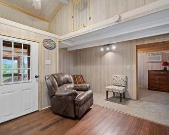 Lucky's Canoe & Kayak Cabin #3 - Caddo River Access! - Glenwood - Living room