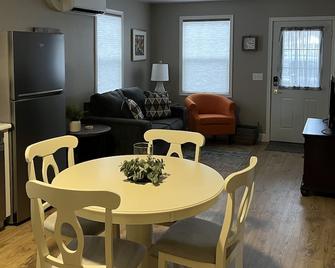 The Bungalow on State - Eau Claire - Dining room