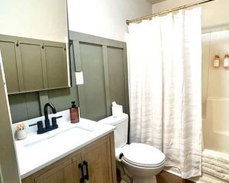 Southern Travel - Charming 3 Bedroom - Moultrie - Bathroom