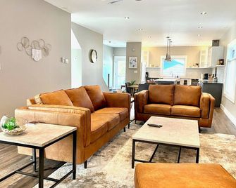 Spacious, stylish, and well-stocked - Prince George - Lounge