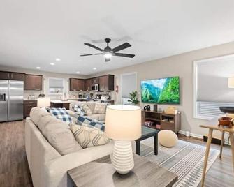 Contemporary Home Near Downtown Fw! - Fort Wayne - Living room