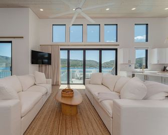 NEW! Over the Lake Waterfront Home with Boat Access - Chelan - Huiskamer