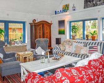 Lovely Home In Hoellviken With Kitchen - Höllviken - Living room