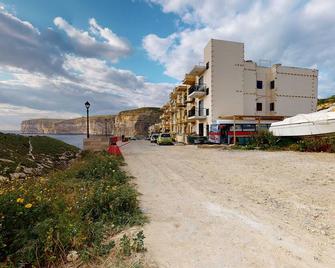 Gozo Bus Glamping - Stay on a 1974 Vintage Maltese bus in Xlendi - Xlendi - Building