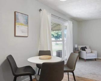 Recently remodeled- Cute and Cozy Two Bedroom - Terre Haute - Dining room