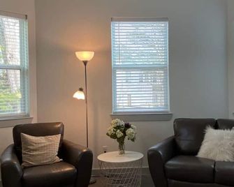 Elizabeth Manor in Downtown Huntsville - Huntsville - Living room