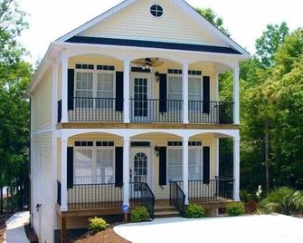 Rent 2 nights through April 2025 and get the 3rd night for free. - Anderson - Building