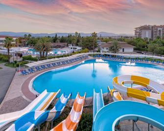 Euphoria Palm Beach Resort - Side - Svømmebasseng