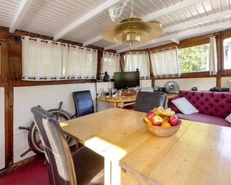 Charming Historic Boat Moored opposite Kew Gardens. - Brentford - Dining room