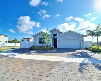 One Story Luxury Villa with Hot Tub - Homestead - Building