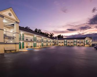 Super 8 by Wyndham Columbia - Columbia - Building