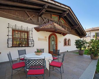 Wiedmairhof Apartment 'Schwalbennest' with West-facing balcony, Shared Terrace & Garden and Wi-Fi - Plaus - Patio