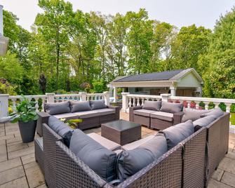 NEW 7 Bedrm House-Pool, Swim-Up Bar, Grill, Pool Table, Fitness and play room - Eastport - Balcony
