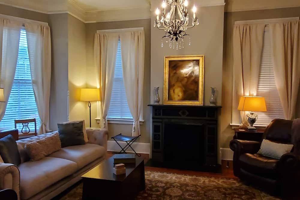 The Janie: A Charming Victorian Downtown near Forsyth Park. Spacious w/ Parking - Savannah - Stue