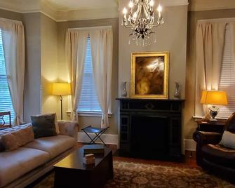 The Janie: A Downtown Victorian with Timeless Comfort & Style. Free Parking - Savannah - Living room