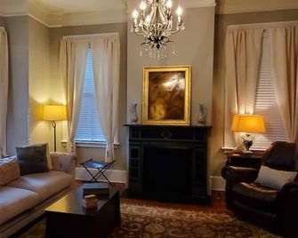 The Janie: A Charming Victorian Downtown near Forsyth Park. Spacious w/ Parking - Savannah - Stue