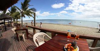 Smugglers Cove Beach Resort and Hotel - Nadi - Veranda