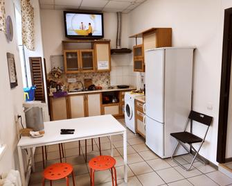 Globe Hostel - Barnaul - Kitchen